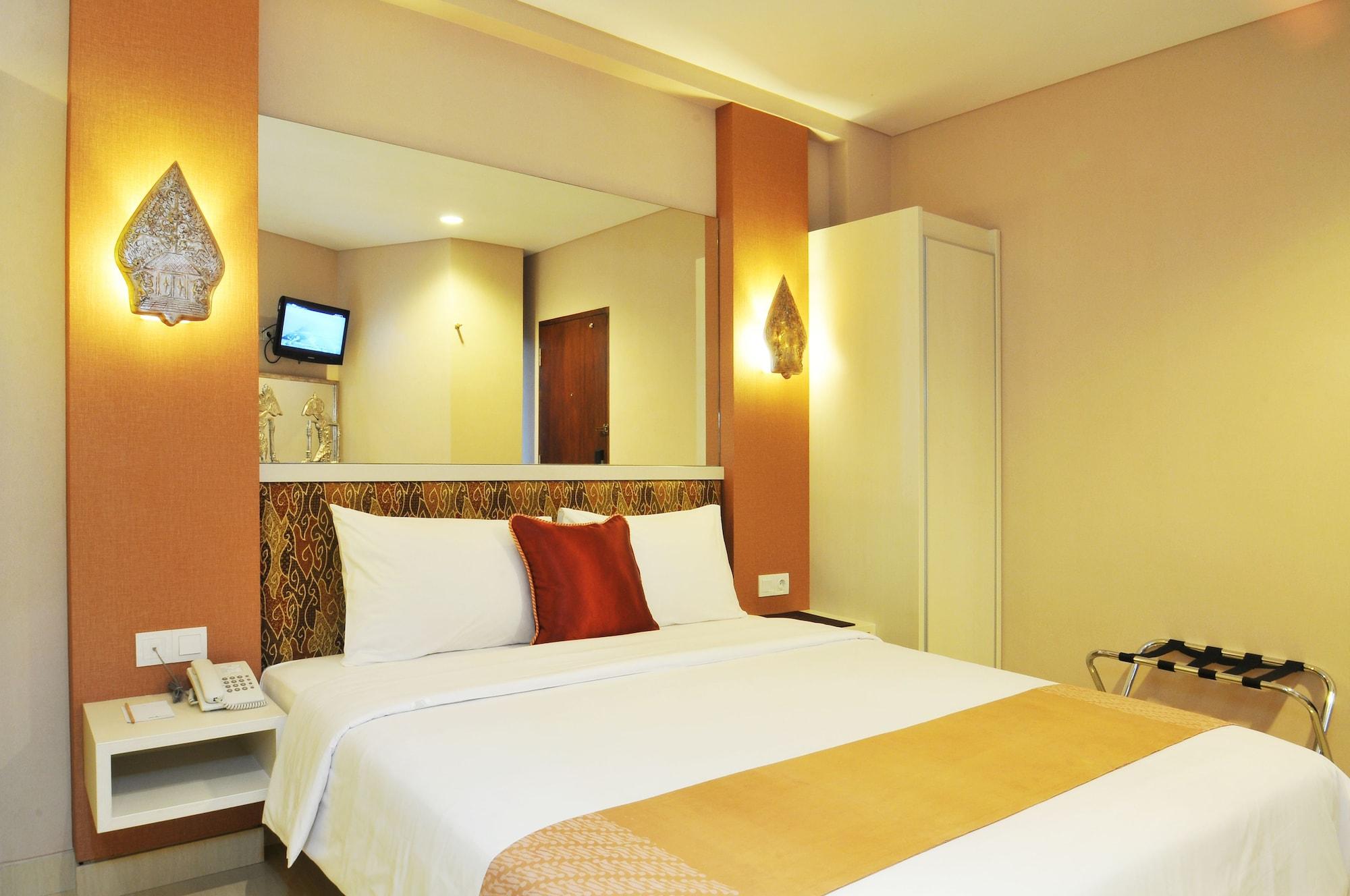 Pyrenees Malioboro Hotel Джокьякарта Экстерьер фото