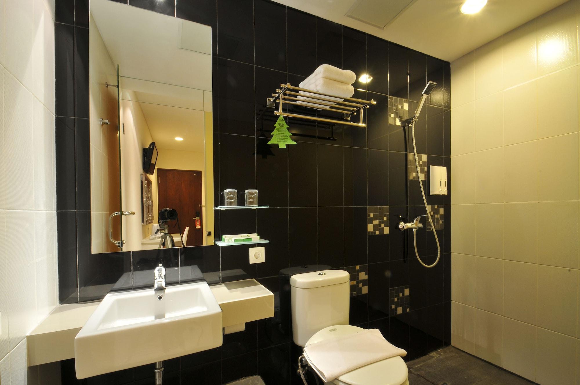 Pyrenees Malioboro Hotel Джокьякарта Экстерьер фото