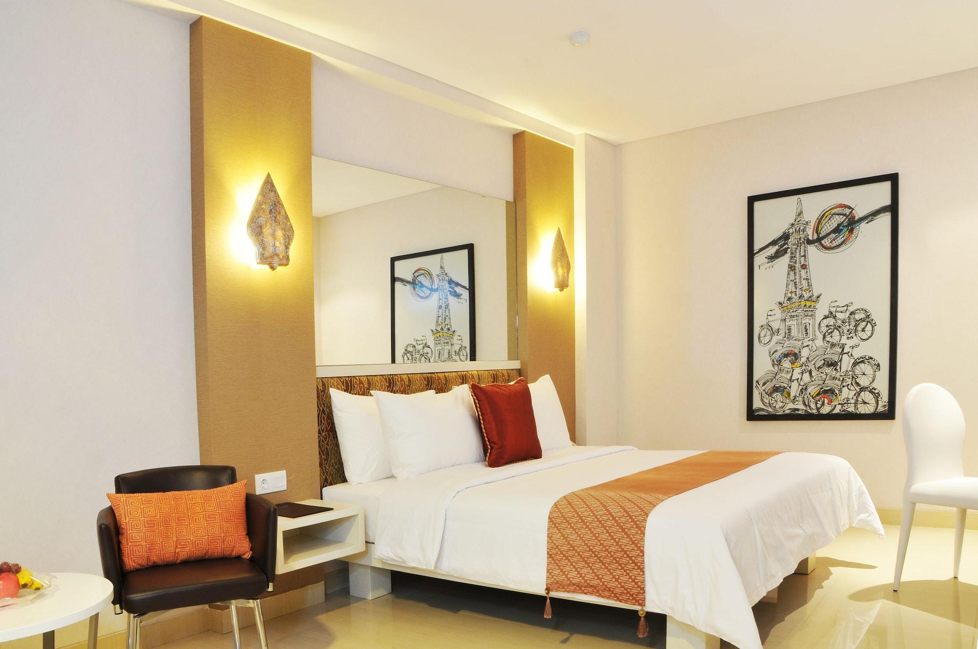 Pyrenees Malioboro Hotel Джокьякарта Экстерьер фото