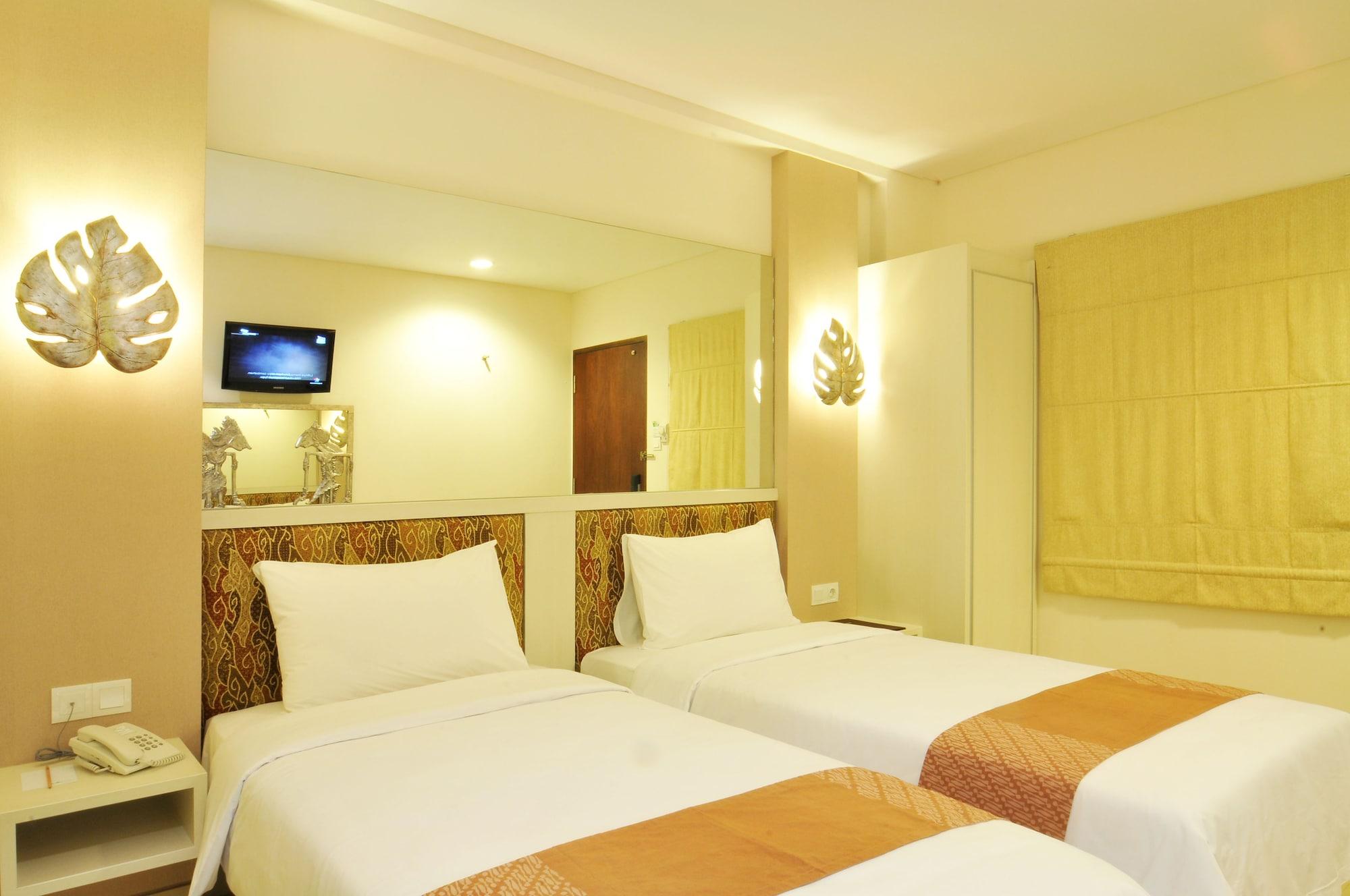 Pyrenees Malioboro Hotel Джокьякарта Экстерьер фото