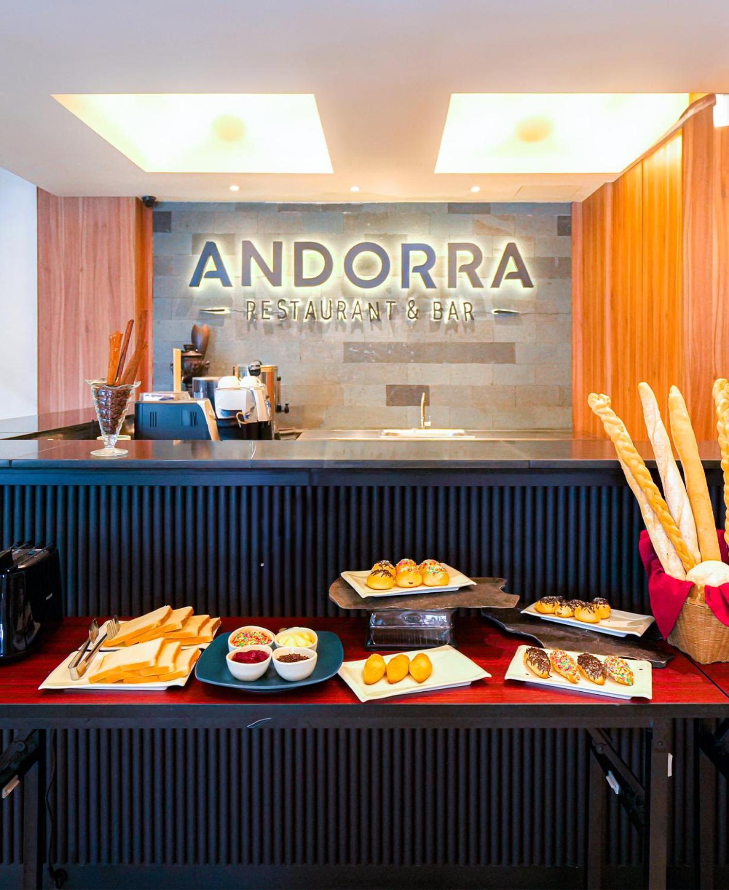 Pyrenees Malioboro Hotel Джокьякарта Экстерьер фото