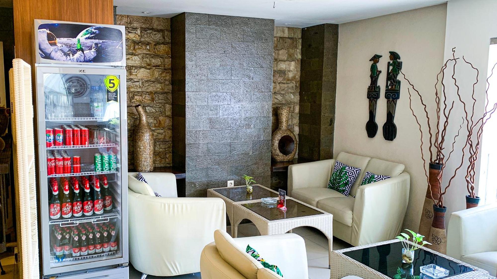 Pyrenees Malioboro Hotel Джокьякарта Экстерьер фото