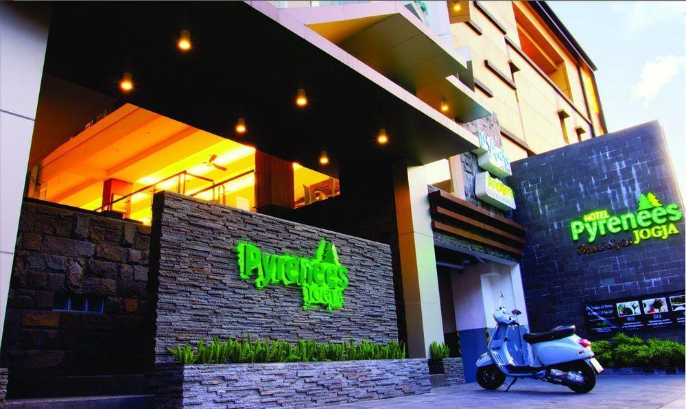 Pyrenees Malioboro Hotel Джокьякарта Экстерьер фото